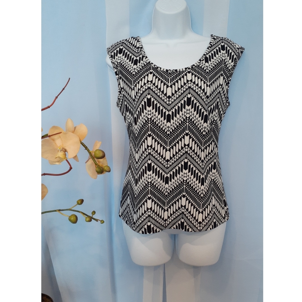 Rue 21 Black and white designed top